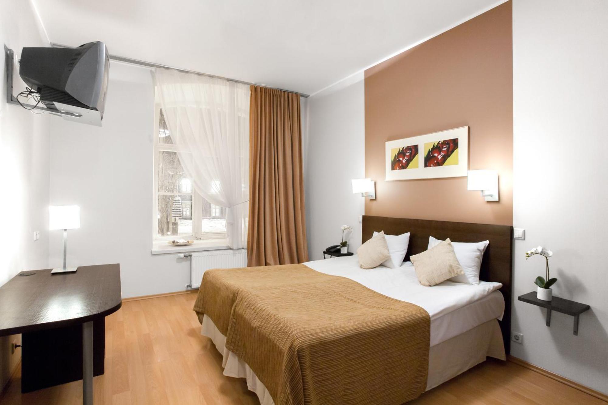 Dreibettzimmer mit Gartenblick